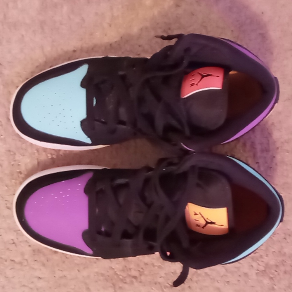 Big boy Nike shoes. Great condition.